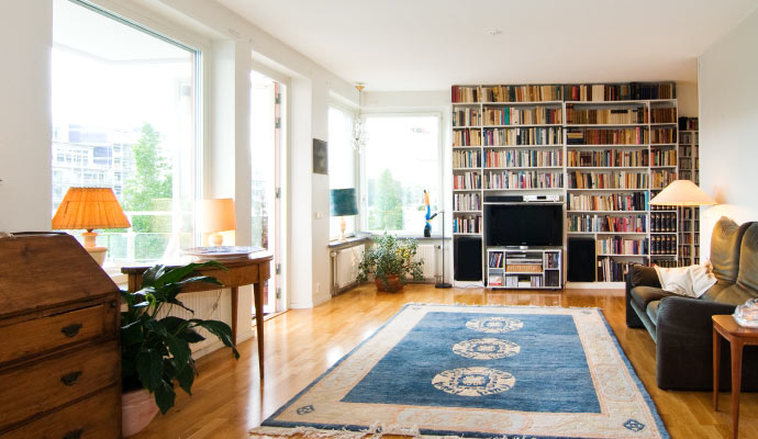 A clean rug in a living room area